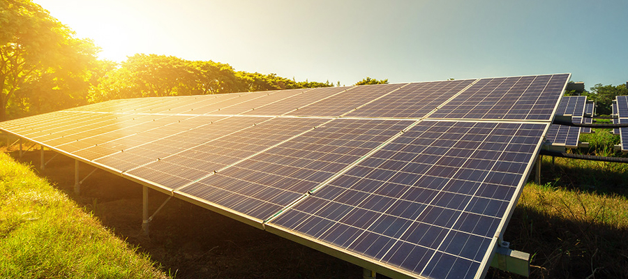 transformer le courant produit par les panneaux solaires en électricité alternative